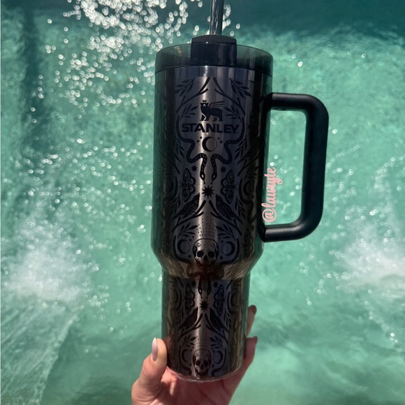 Stanley 💀 Halloween Icon Deadly Damask Quencher H2.0 Flowstate Stainless Tumbler - Picture 2 of 14